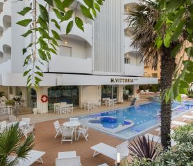 Почивка в ИТАЛИЯ - РИМИНИ, хотел Vittoria 4* - със самолет и обслужване на български език! Гарантирани места!