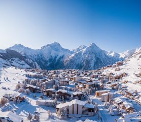 НОВА ГОДИНА 2026 ВЪВ ФРЕНСКИТЕ АЛПИ - COURCHEVEL, CHAMONIX & LES 2 ALPES  / ПАКЕТИ 7 НОЩУВКИ В ПЕРИОД: 28.12.2025 - 04.01.2026